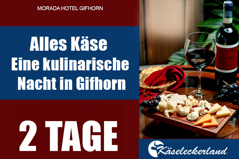 Landschaft mit mehreren historischen Windmühlen, umgeben von grüner Vegetation und Spazierwegen unter einem blauen Himmel.